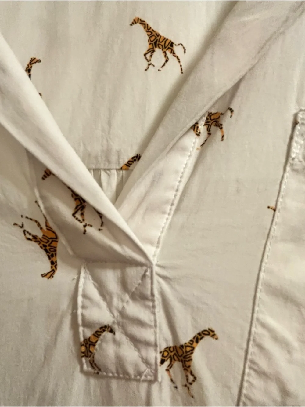 Jane and Delaney Playful White Giraffe Print V-Neck Blouse size 6 - Picture 3 of 5